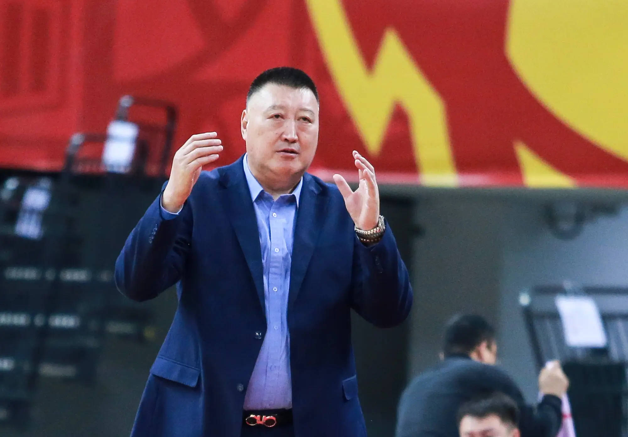 两队交手，胜负难分，冠军之路唯有拼尽全力的简单介绍