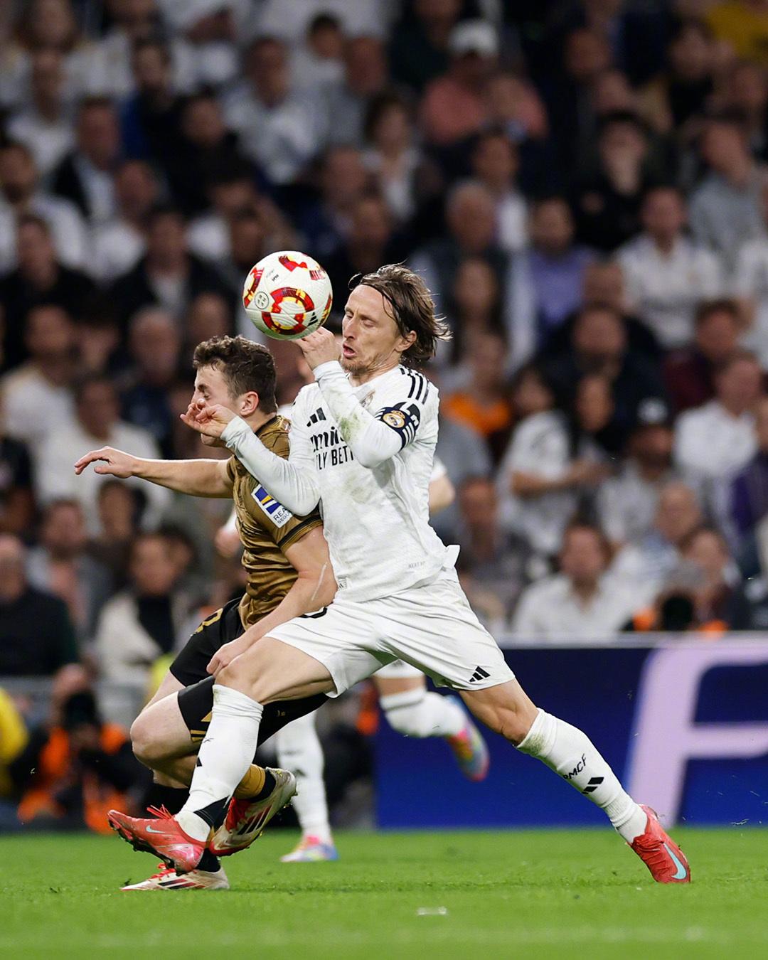 皇家马德里战胜巴伦西亚，继续领跑西甲积分榜