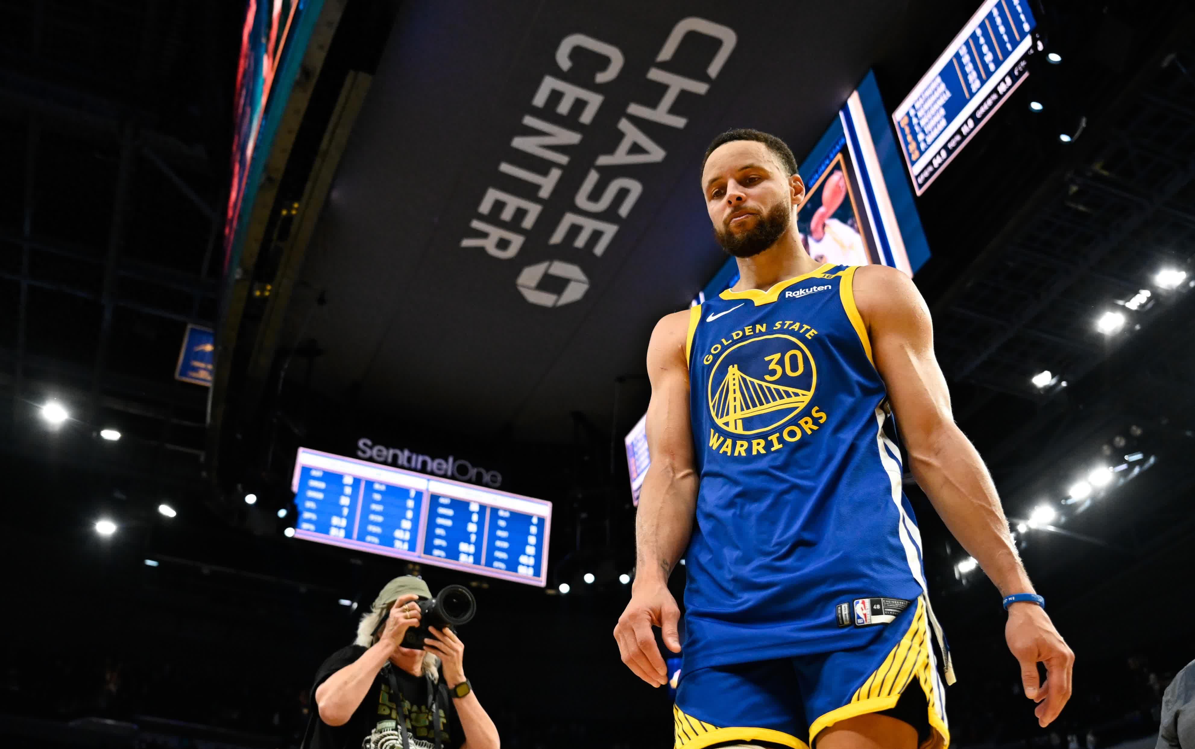 勇士击败湖人，库里砍下33分