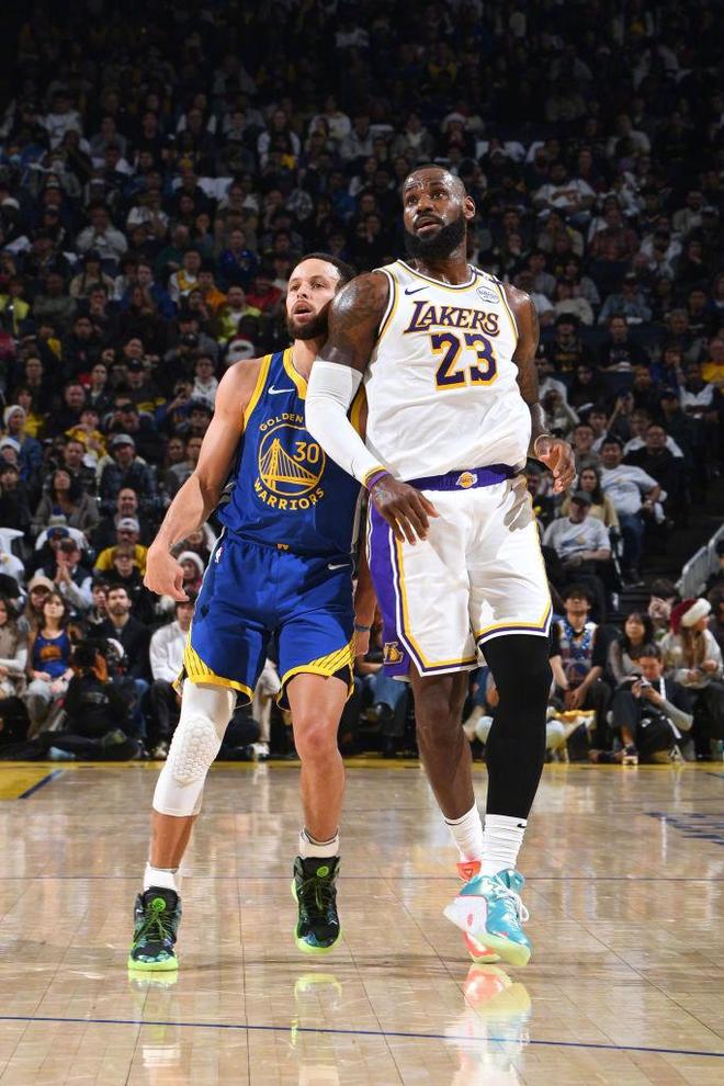 包含勇士客场战胜湖人，保持华丽胜利的词条